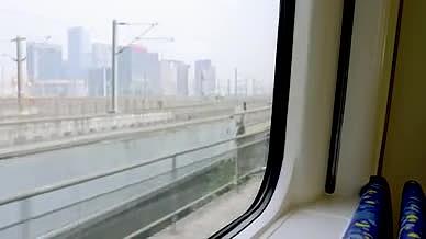行驶火车站台上的动车高铁4K实拍视频的预览图